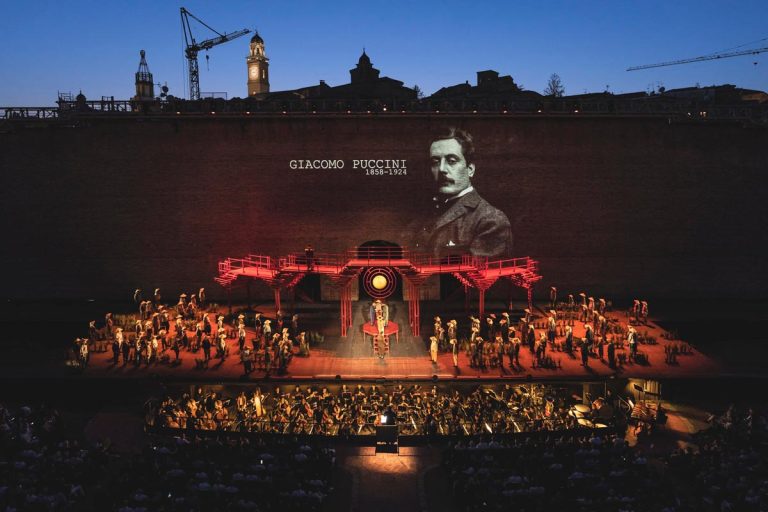 Dalla cancellata dello Sferisterio: un viaggio tra musica, teatro e passione